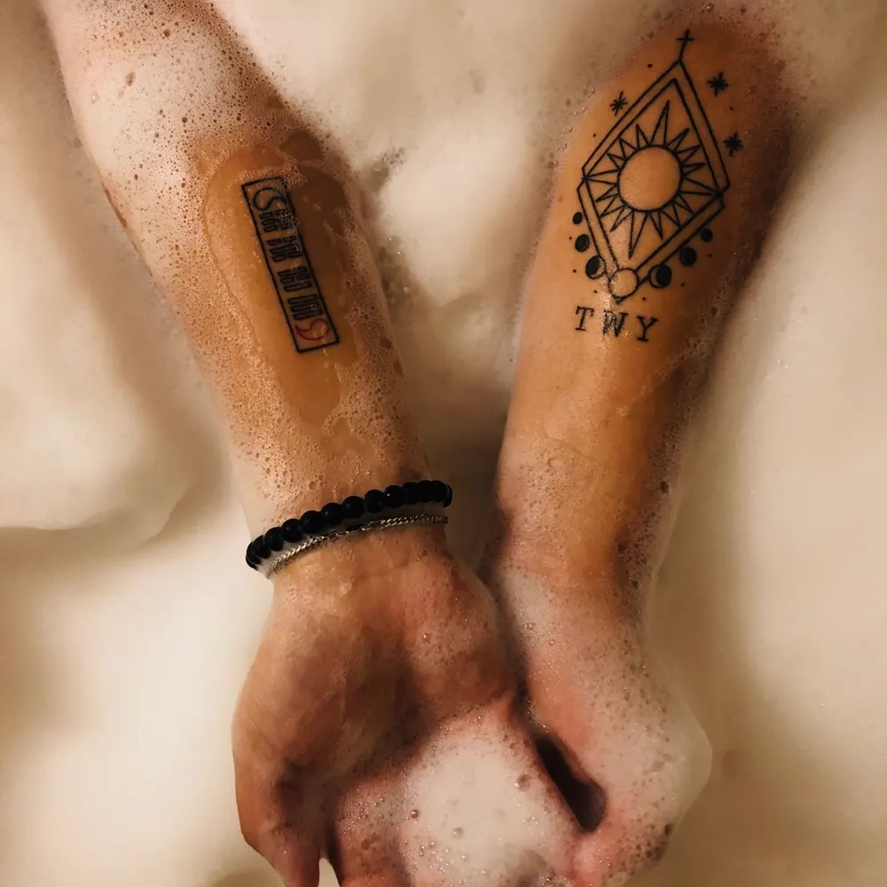 Tatuaje geométrico minimalista en el antebrazo, cliente Camila Duno