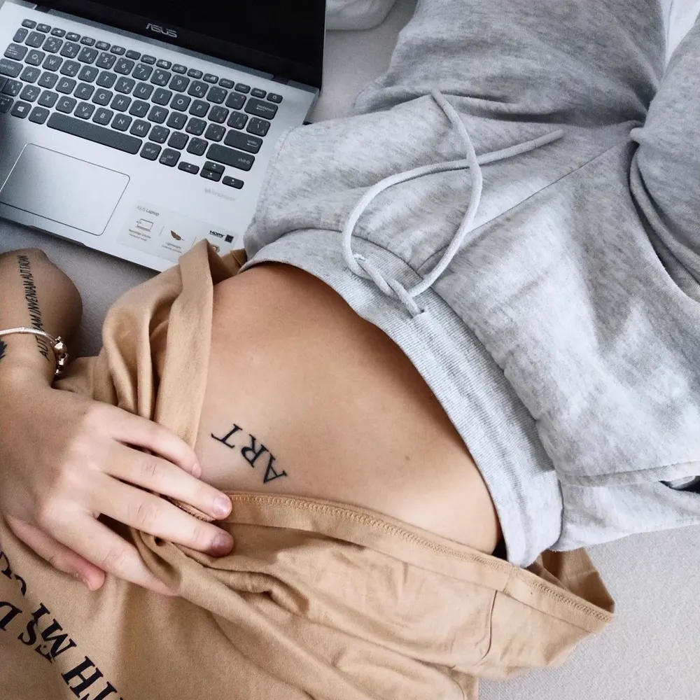 Tatuaje de cobertura con tipografía, cliente Luis Beltrán