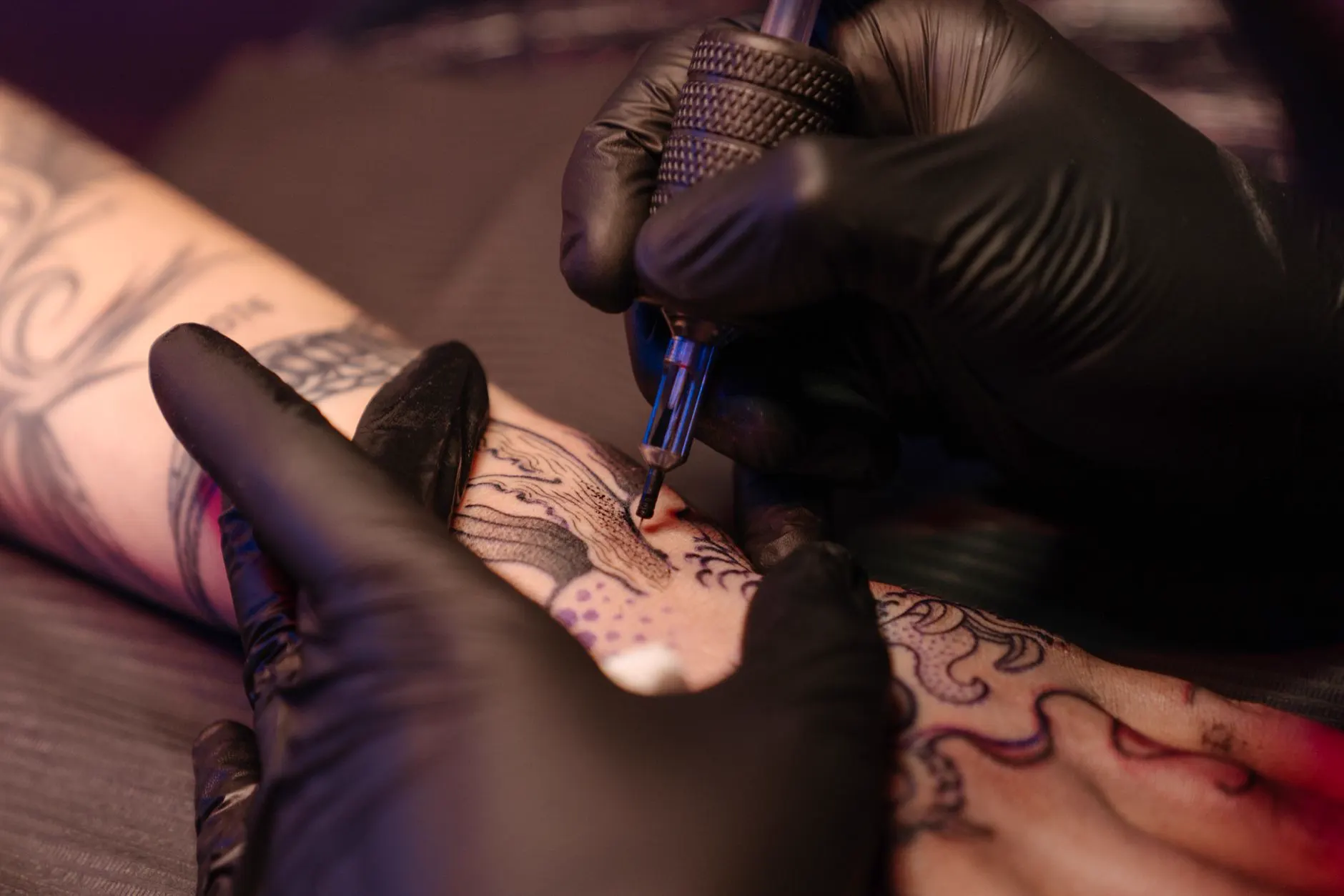Detalle de tatuaje en blanco y negro