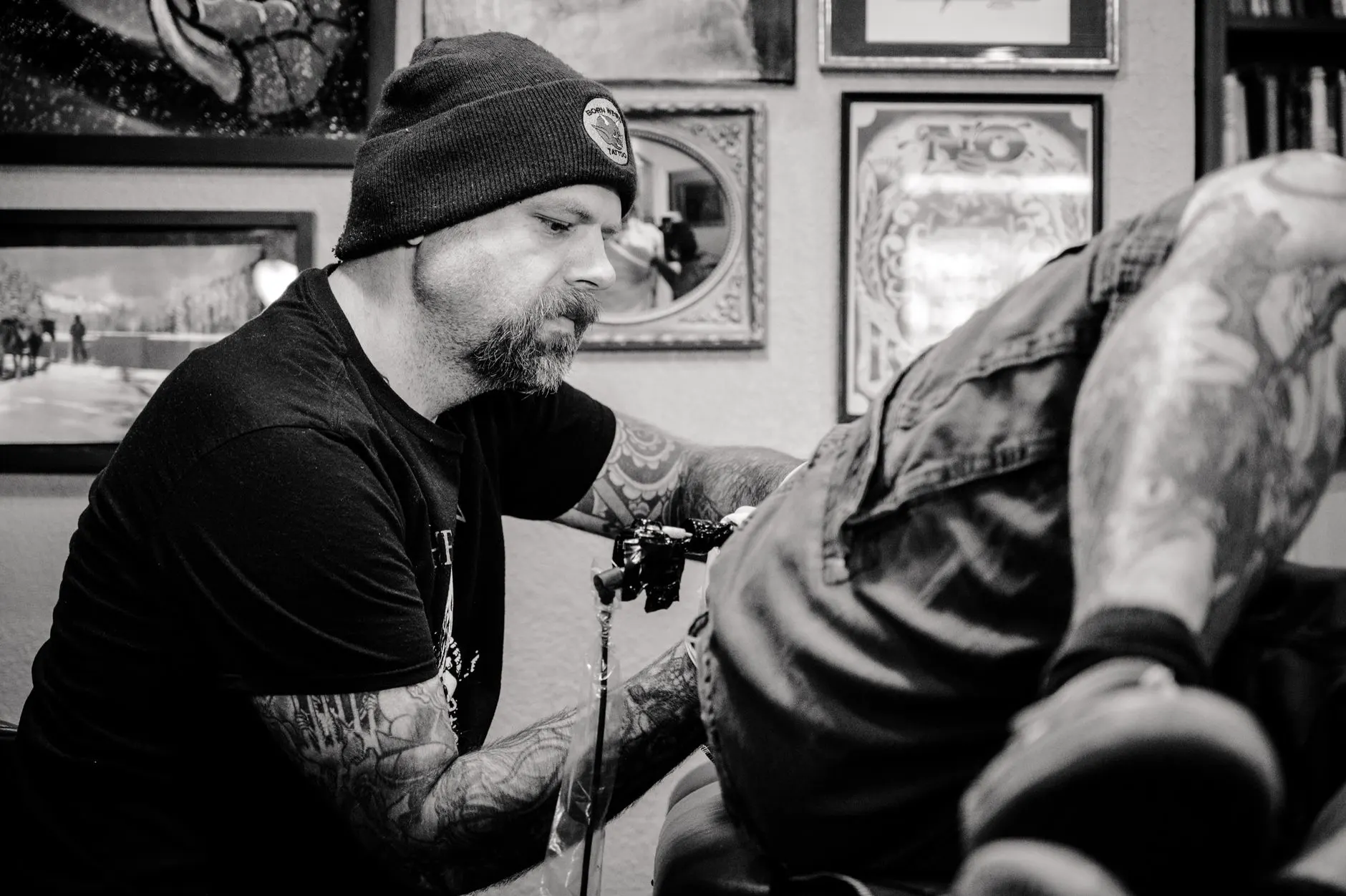 Tatuador de Tinta & Acero trabajando